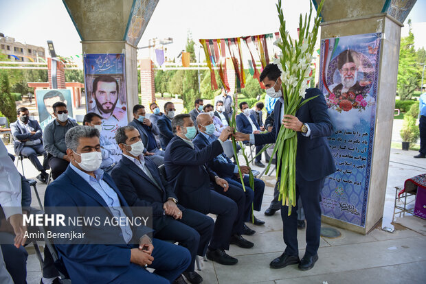 نشست صبح هنر انقلاب و عطرافشانی و غبارروبی مزار مطهر شهدای گمنام در شیراز