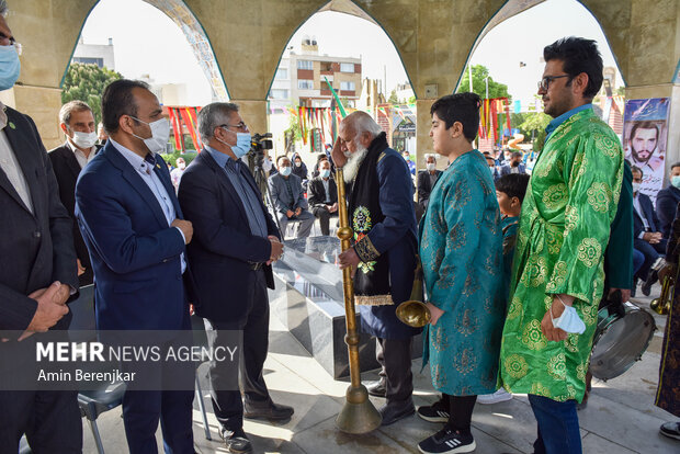 نشست صبح هنر انقلاب و عطرافشانی و غبارروبی مزار مطهر شهدای گمنام در شیراز