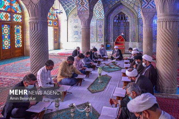 محفل انس با قرآن کریم و میز خدمت در مسجد نصیر الملک شیراز
