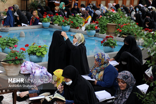 بانوان در حال جزء خوانی قرآن کریم در خانه موزه شهید مدرس هستند