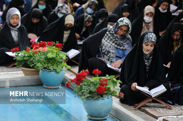 بانوان در حال جزء خوانی قرآن کریم در خانه موزه شهید مدرس هستند