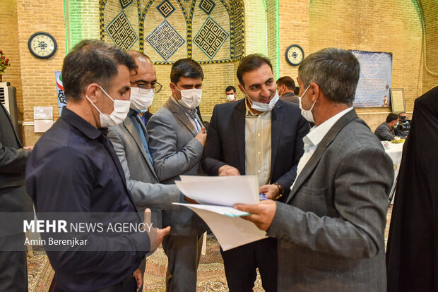 میز خدمت مسئولان ارشد استان فارس در مسجد وکیل شیراز