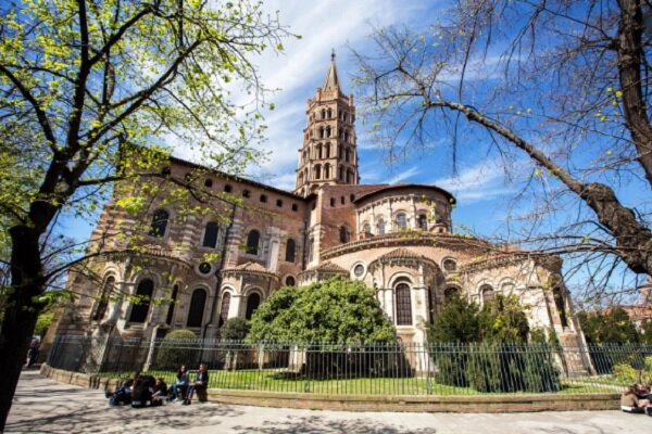 Police hunting for man who left parcel bomb at French church