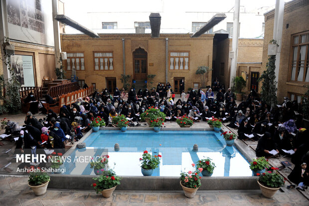بانوان در حال جزءخوانی قرآن کریم در خانه موزه شهید مدرس هستند