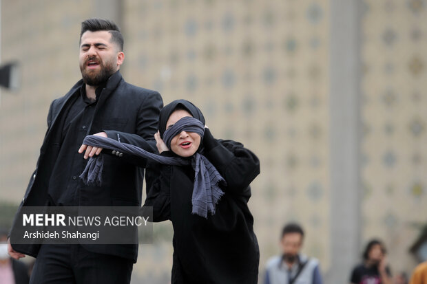 اولین روز از اجراهای تئاتر خیابانی هفته هنر انقلاب با حضور هنرمندان شاخص این عرصه در محوطه تئاتر شهر برگزار شد