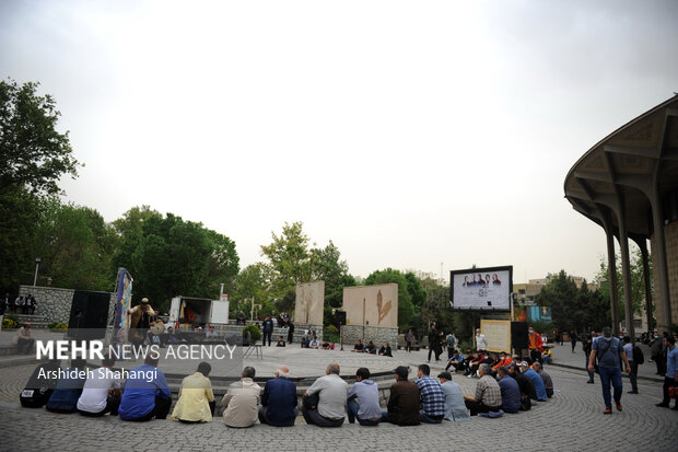 اولین روز از اجراهای تئاتر خیابانی هفته هنر انقلاب با حضور هنرمندان شاخص این عرصه در محوطه تئاتر شهر برگزار شد