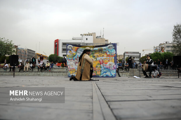 اولین روز از اجراهای تئاتر خیابانی هفته هنر انقلاب با حضور هنرمندان شاخص این عرصه در محوطه تئاتر شهر برگزار شد