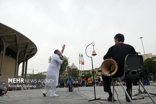 اولین روز از اجراهای تئاتر خیابانی هفته هنر انقلاب با حضور هنرمندان شاخص این عرصه در محوطه تئاتر شهر برگزار شد