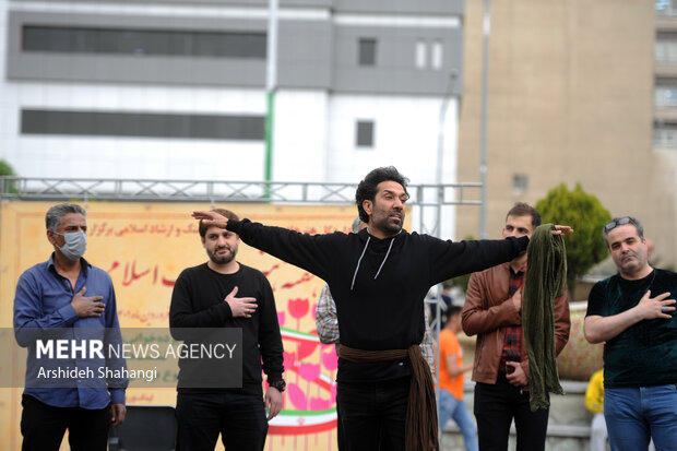 اولین روز از اجراهای تئاتر خیابانی هفته هنر انقلاب با حضور هنرمندان شاخص این عرصه در محوطه تئاتر شهر برگزار شد