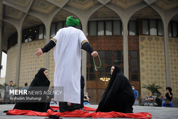 اولین روز از اجراهای تئاتر خیابانی هفته هنر انقلاب با حضور هنرمندان شاخص این عرصه در محوطه تئاتر شهر برگزار شد