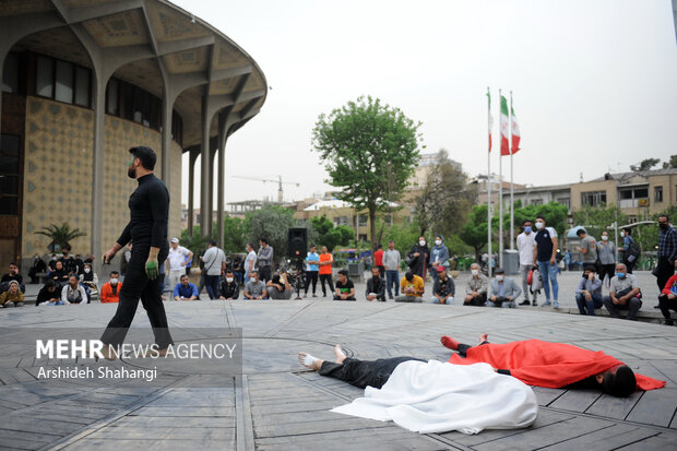 اولین روز از اجراهای تئاتر خیابانی هفته هنر انقلاب با حضور هنرمندان شاخص این عرصه در محوطه تئاتر شهر برگزار شد