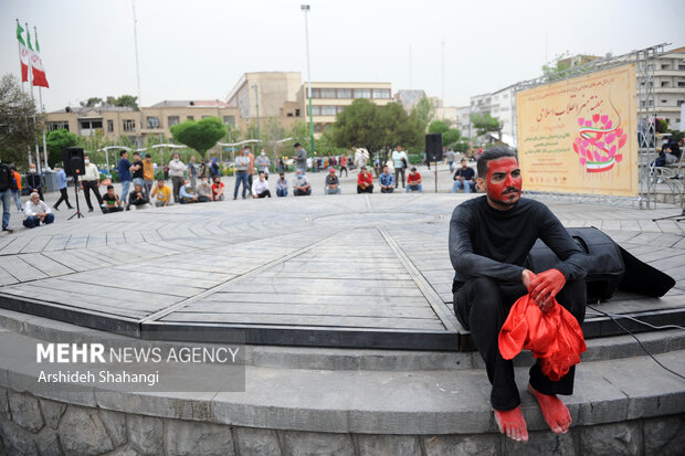 اولین روز از اجراهای تئاتر خیابانی هفته هنر انقلاب با حضور هنرمندان شاخص این عرصه در محوطه تئاتر شهر برگزار شد