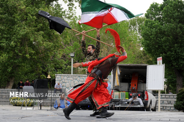 اولین روز از اجراهای تئاتر خیابانی هفته هنر انقلاب با حضور هنرمندان شاخص این عرصه در محوطه تئاتر شهر برگزار شد