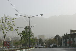 تداوم گردوغبار در شرق اصفهان/ دما تغییری ندارد