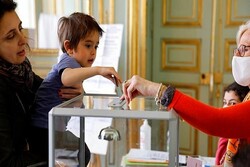 کاهش ۱۲ درصدی میزان مشارکت مردم در انتخابات امروز فرانسه/ ماکرون از لوپن جلو افتاد
