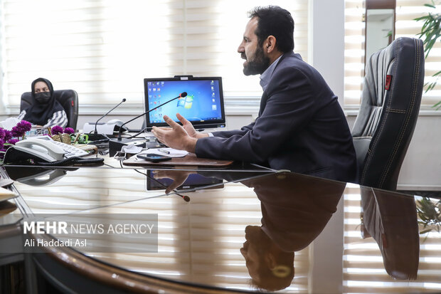 رضا نوشادی مدیرعامل شرکت مهندسی و توسعه گاز ایران در حال سخنرانی در نشست خبری است