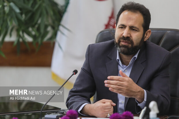 رضا نوشادی مدیرعامل شرکت مهندسی و توسعه گاز ایران در حال سخنرانی در نشست خبری است