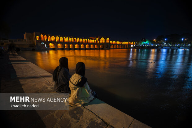 Zayanedeh Rood river at night