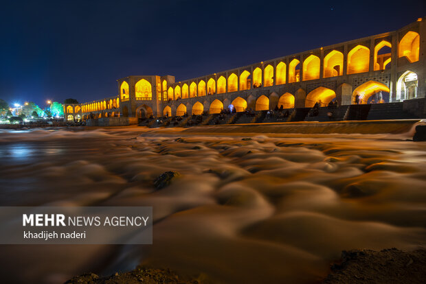 Zayanedeh Rood river at night