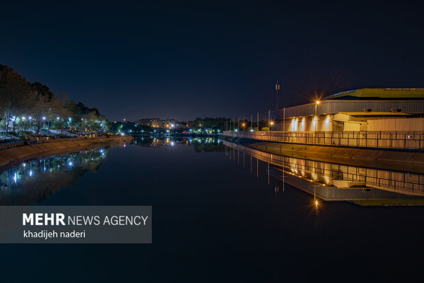 Zayanedeh Rood river at night