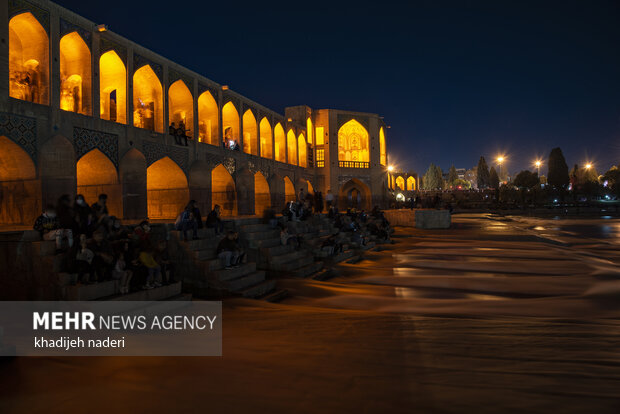 Zayanedeh Rood river at night