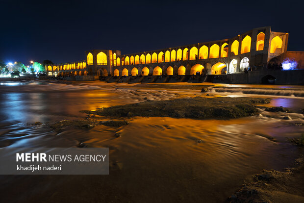 Zayanedeh Rood river at night