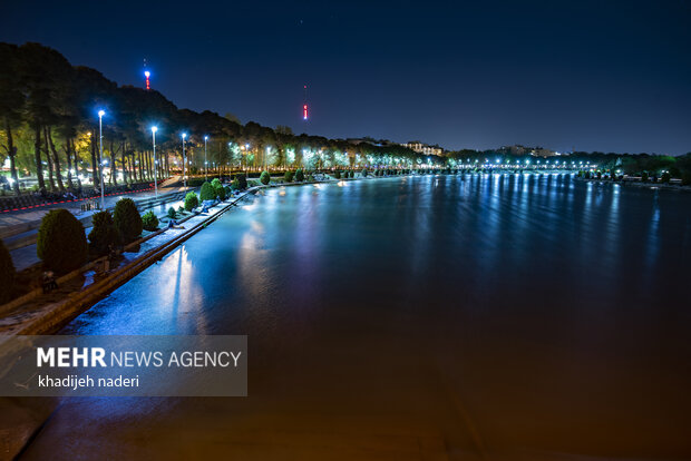 Zayanedeh Rood river at night