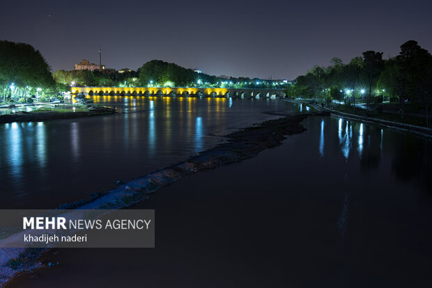 Zayanedeh Rood river at night