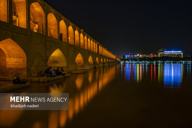Zayanedeh Rood river at night