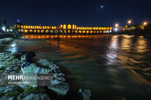 Zayanedeh Rood river at night