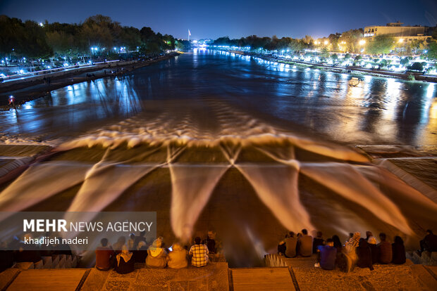 Zayanedeh Rood river at night