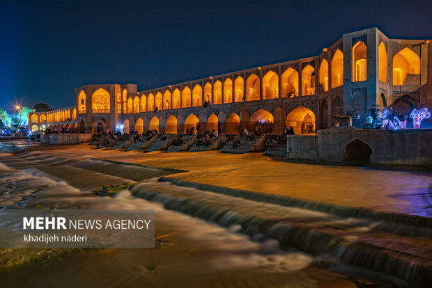 Zayanedeh Rood river at night