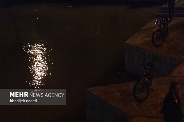 Zayanedeh Rood river at night