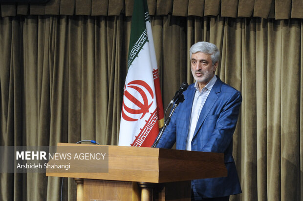 عبدالرضا پازوکی سرپرست دانشگاه علوم پزشکی در حال سخنرانی در مراسم تقدیر و تکریم خادمان سلامت نوروزی است