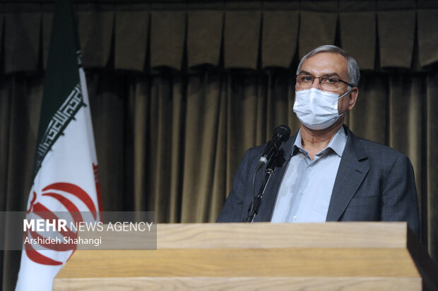 بهرام عین اللهی وزیر بهداشت کشور  در حال سخنرانی در مراسم تقدیر و تکریم خادمان سلامت نوروزی است