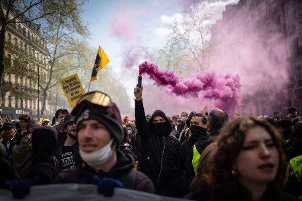 VIDEO: French people stage anti-government protests in Paris