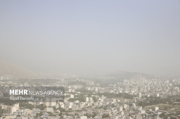 وزش شدید باد همراه با توده گرد و غبار زنجان را فرا می گیرد 