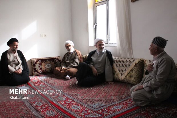 تکریم علمای اهل سنت سنندج و کامیاران توسط نماینده ولی‌فقیه در کردستان