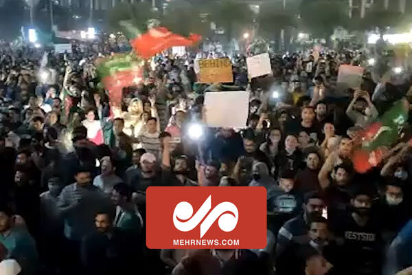 شعارهای ضدآمریکایی هواداران عمران خان در لاهور 