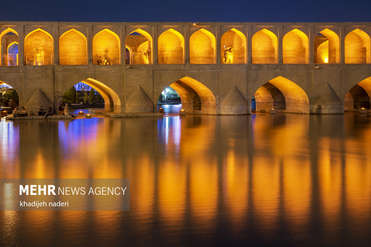 تاریخ اصفهان می‌تواند مانند رودخانه خود زاینده باشد