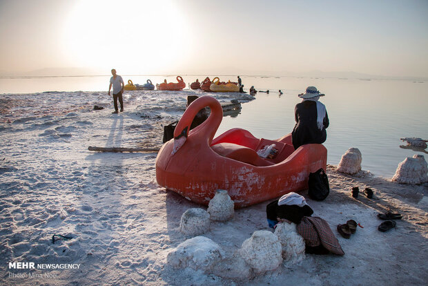کاهش مساحت دریاچه ارومیه/ ریزگردهای نمکی منطقه را تهدید می‌کند