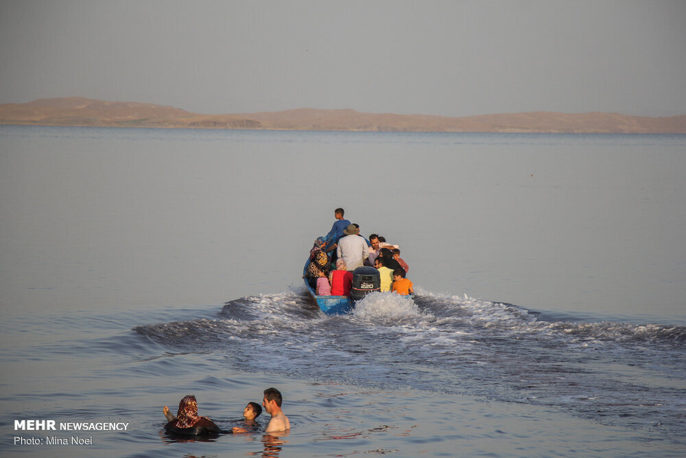 قایق‌های موتوری از دریاچه ارومیه جمع آوری شد