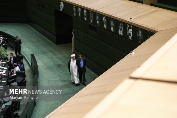 مجتبی ذوالنور در حال گفتگو با یکی از نمایندگان در جلسه علنی مجلس شورای اسلامی است