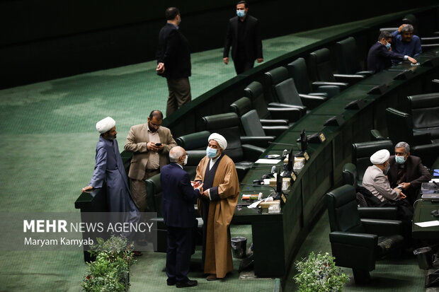 مرتضی آقاتهرانی نماینده تهران در حال گفگتو در جلسه علنی مجلس شورای اسلامی است