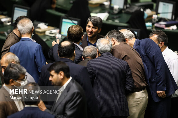 نمایندگان مجلس شورای اسلامی در حال جمع آوری امضا در جلسه علنی مجلس شورای اسلامی هستند