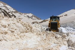 عملیات برفروبی و بازگشایی راه روستای طارش در محور ملکوت املش