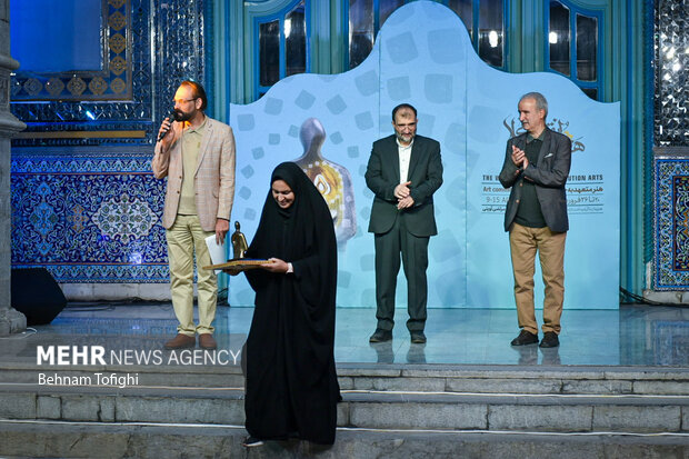 مراسم سومین شب هفته هنر انقلاب با تجلیل از محققان و راویان انقلاب و دفاع مقدسش در حوزه هنری برگزار شد.
