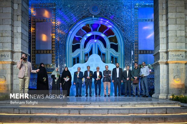 مراسم سومین شب هفته هنر انقلاب با تجلیل از محققان و راویان انقلاب و دفاع مقدسش در حوزه هنری برگزار شد.
