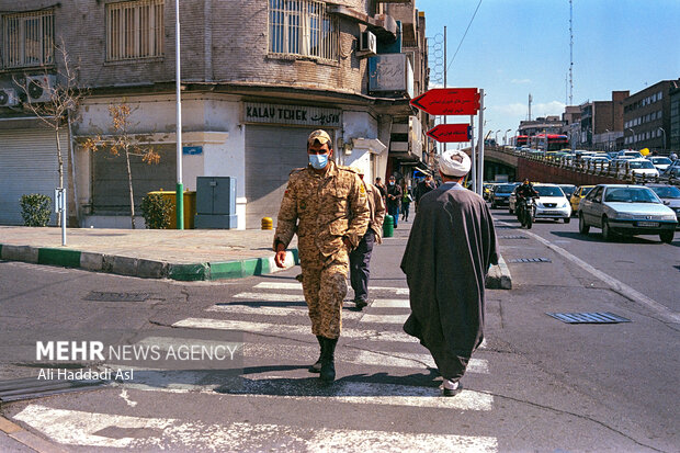 شهروندان در حال عبور و مرور از خیابان هستند