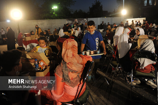 همزمان با گرامیداشت ایام ماه مبارک رمضان، کودکان کم‌برخوردار شهر میهمان افطاری «ضیافت شهر با کودکان شهر» شدند